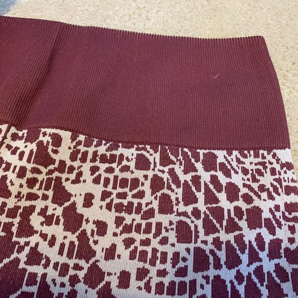 Fabletics High-Waisted Seamless Lace Capri Leggings Burgundy and Sand - Picture 4 of 13